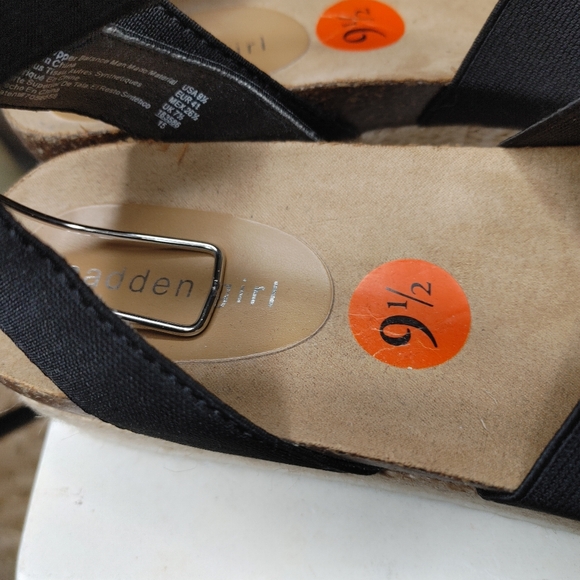 Madden Girl Platform Sandals, Black 9.5 - Picture 4 of 8